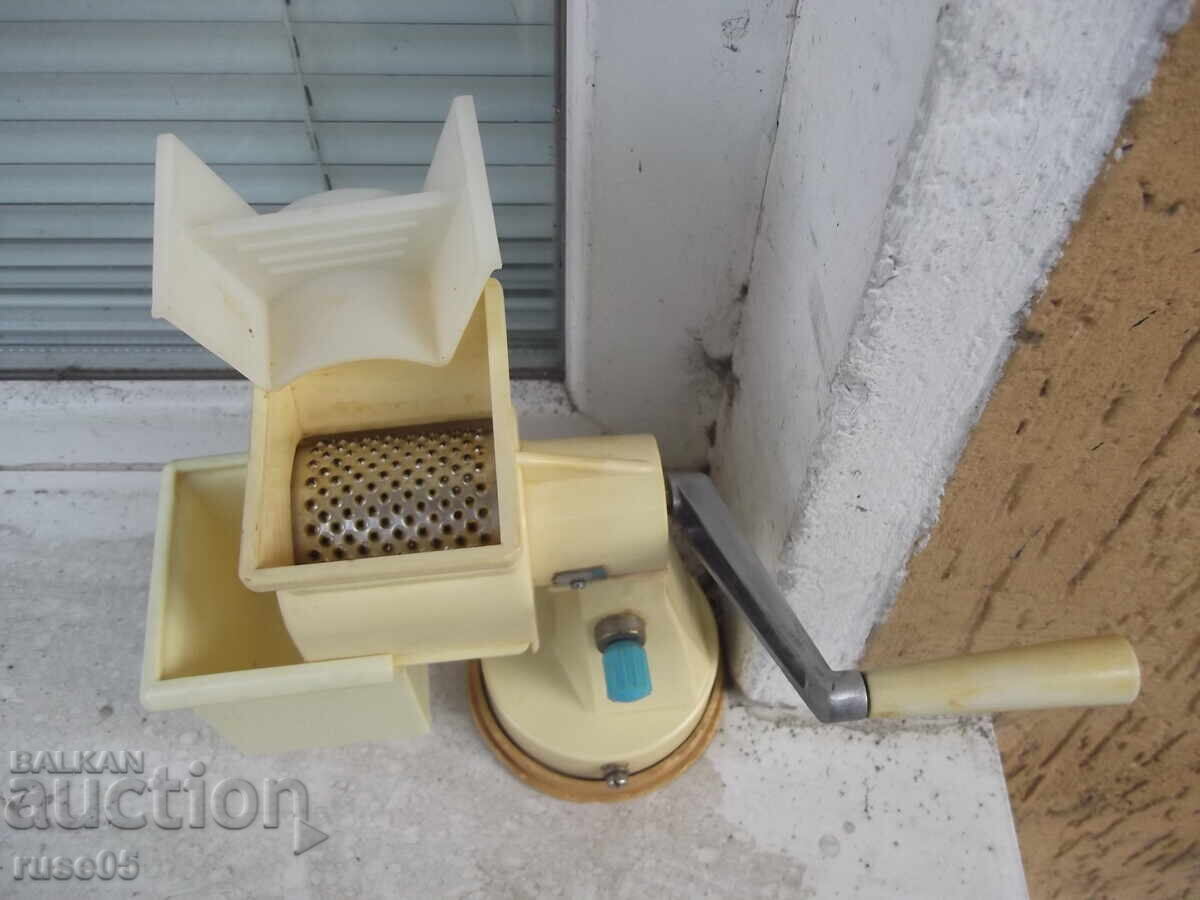 Μηχανή για άλεση καρυδιών και άλλων από την σοσιαλιστική εποχή με τιμή 20.00 BGN | € 10.23