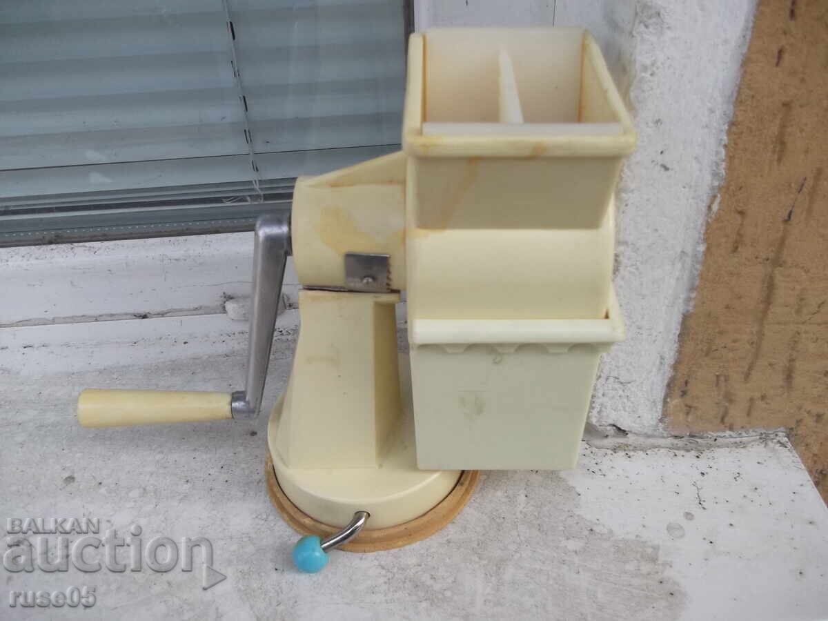 Παράδοση Μηχανή για άλεση καρυδιών και άλλων από την σοσιαλιστική εποχή