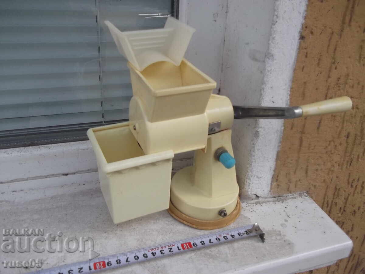 Μηχανή για άλεση καρυδιών και άλλων από την σοσιαλιστική εποχή