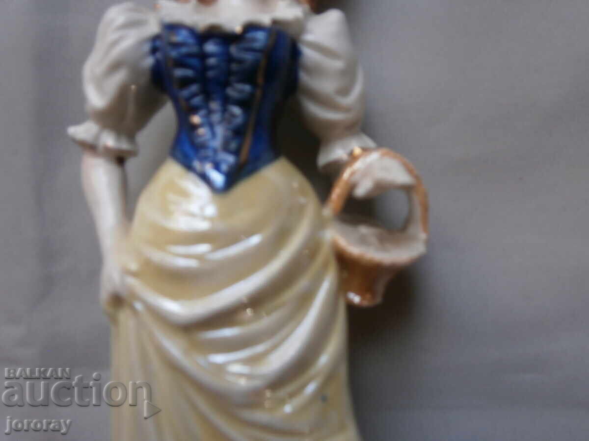Delivery of Porcelain figure 23cm Delivery of Porcelain figure 23cm