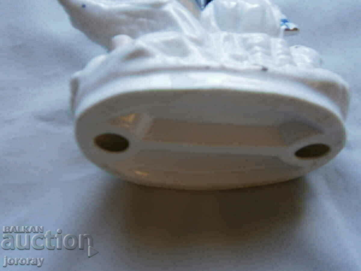 Auction Porcelain figure 16x14cm Auction Porcelain figure 16x14cm
