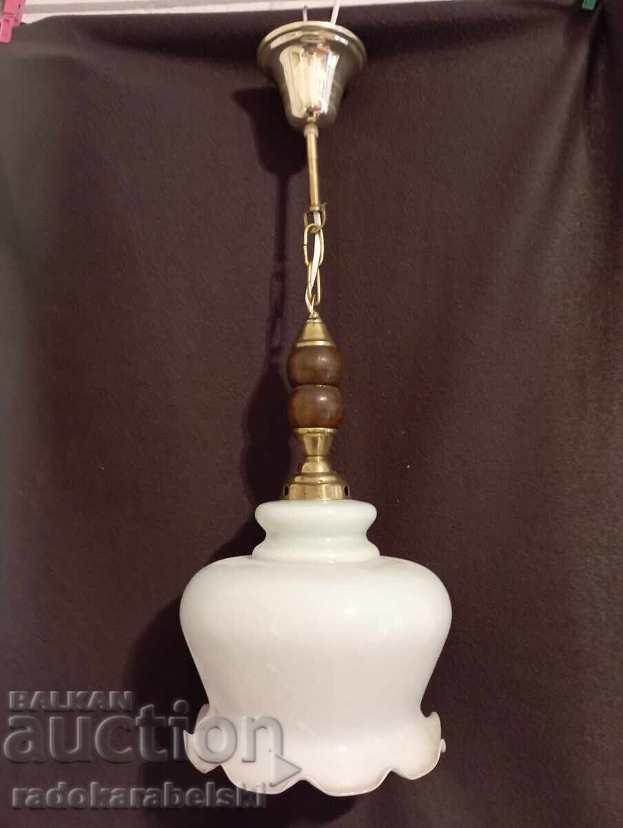 Όμορφος πολυέλαιος με μεγάλο λευκό γυάλινο αμπαζούρ