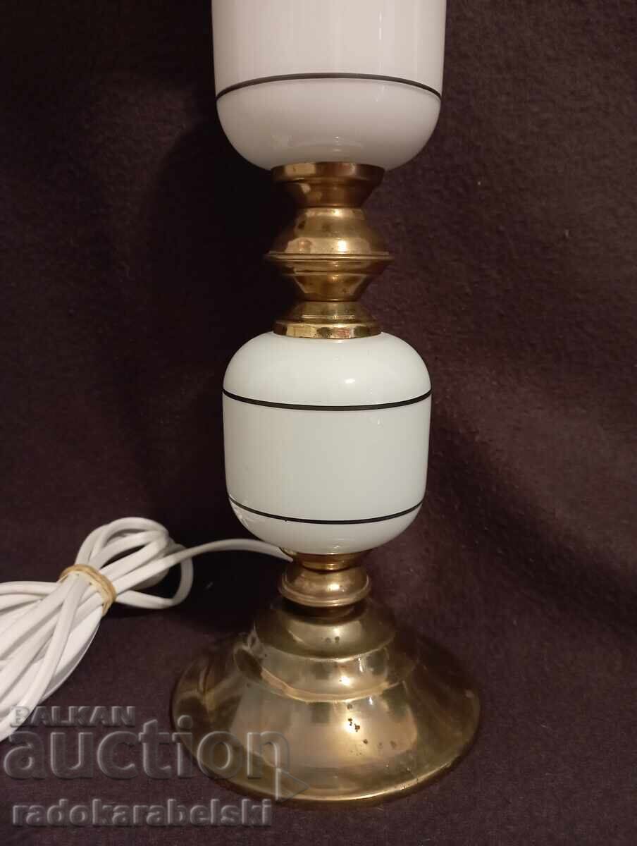 Ένα όμορφο vintage φωτιστικό με λευκή γυάλινη απόχρωση με τιμή 49.90 BGN | € 25.51