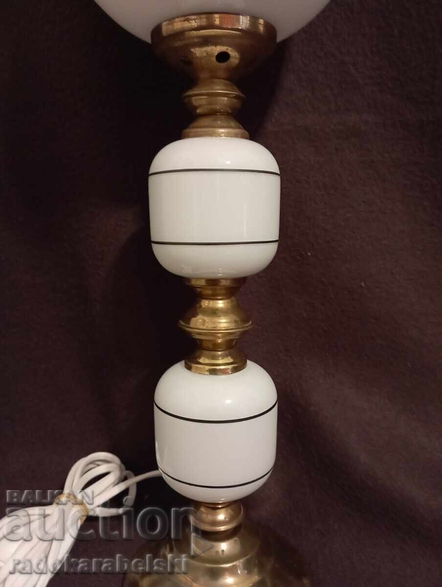 Δημοπρασία Ένα όμορφο vintage φωτιστικό με λευκή γυάλινη απόχρωση