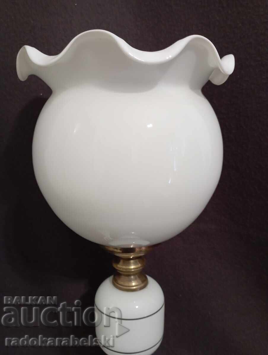 Παράδοση Ένα όμορφο vintage φωτιστικό με λευκή γυάλινη απόχρωση