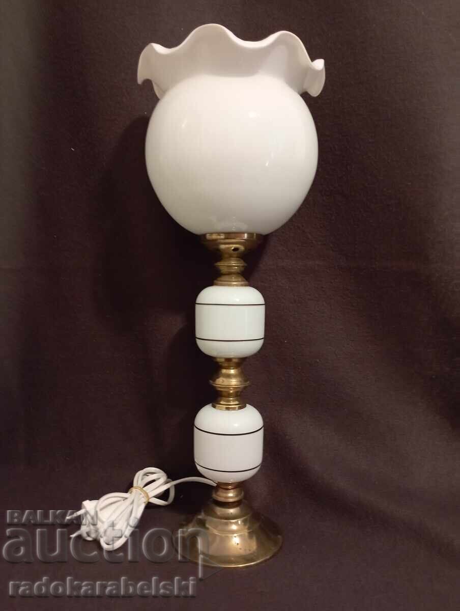 Ένα όμορφο vintage φωτιστικό με λευκή γυάλινη απόχρωση