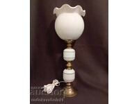 O lampă de epocă frumoasă cu abajur de sticlă albă