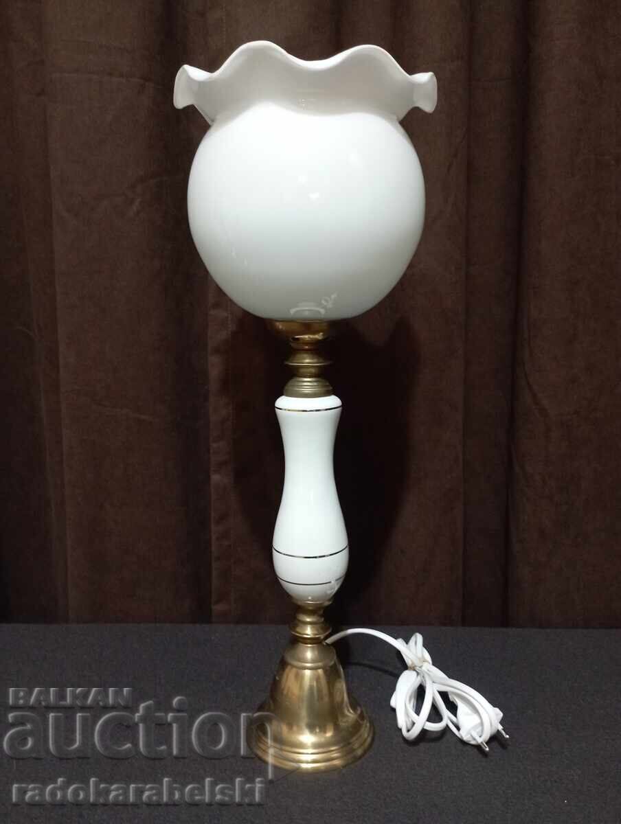 Σετ από δύο πορσελάνινα φωτιστικά με λευκά γυάλινα αμπαζούρ με τιμή 99.90 BGN | € 51.08 Σετ από δύο πορσελάνινα φωτιστικά με λευκά γυάλινα αμπαζούρ με τιμή 99.90 BGN | € 51.08