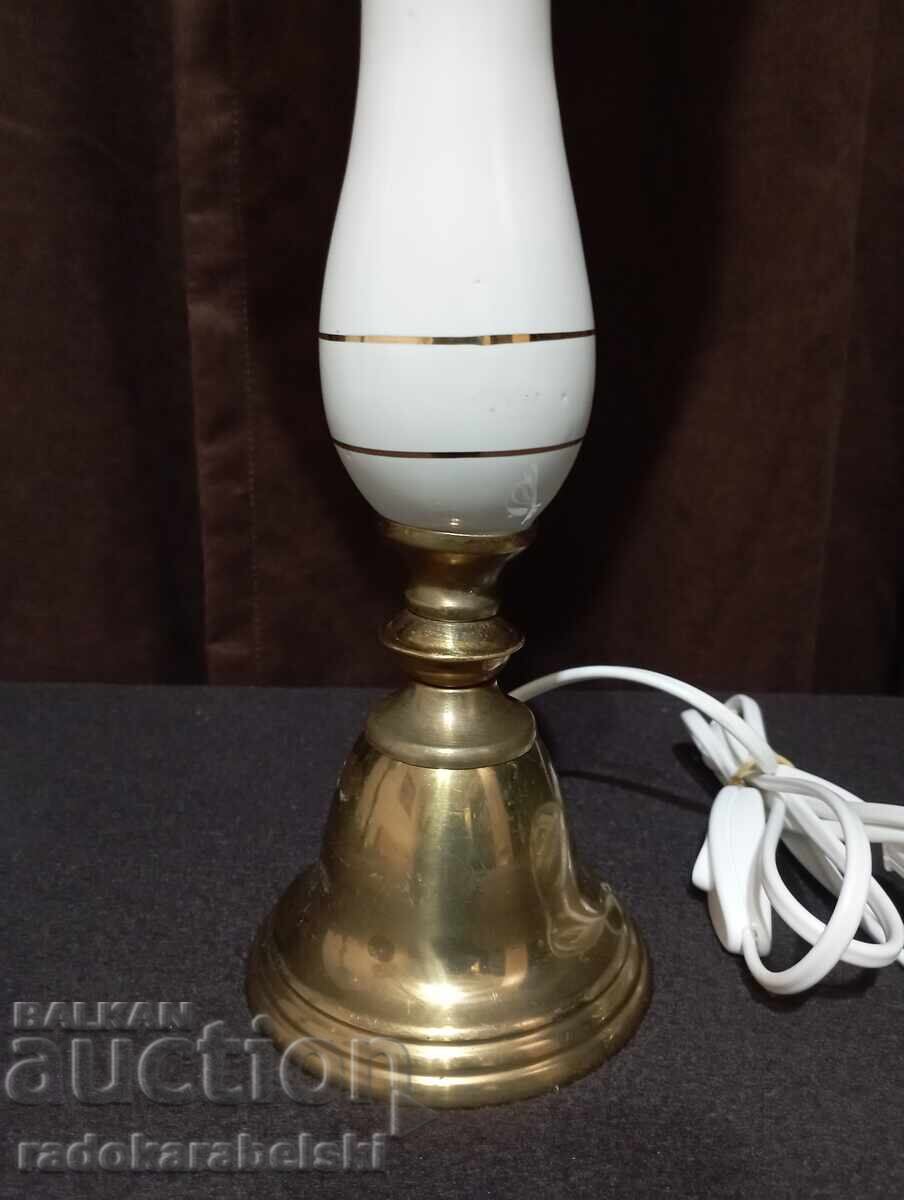 Δημοπρασία Σετ από δύο πορσελάνινα φωτιστικά με λευκά γυάλινα αμπαζούρ Δημοπρασία Σετ από δύο πορσελάνινα φωτιστικά με λευκά γυάλινα αμπαζούρ