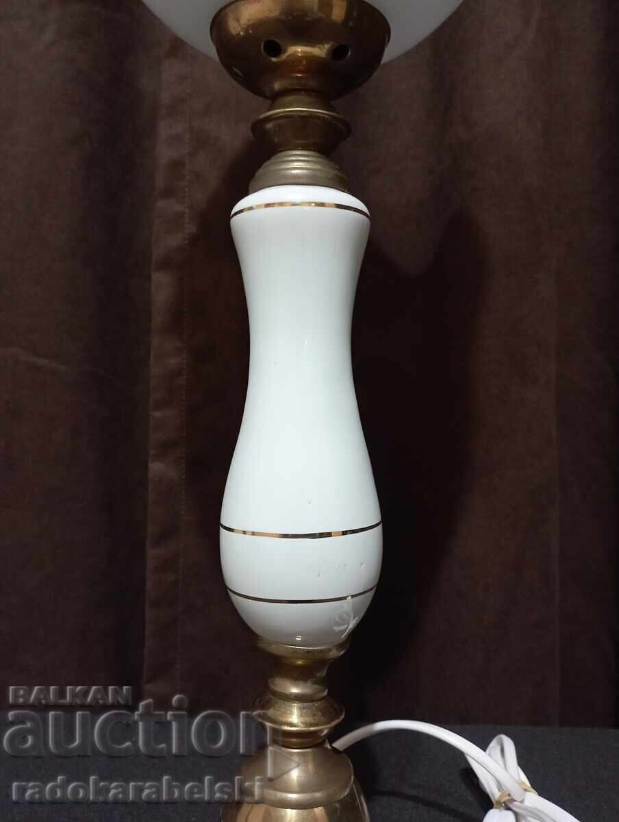 Παράδοση Σετ από δύο πορσελάνινα φωτιστικά με λευκά γυάλινα αμπαζούρ Παράδοση Σετ από δύο πορσελάνινα φωτιστικά με λευκά γυάλινα αμπαζούρ