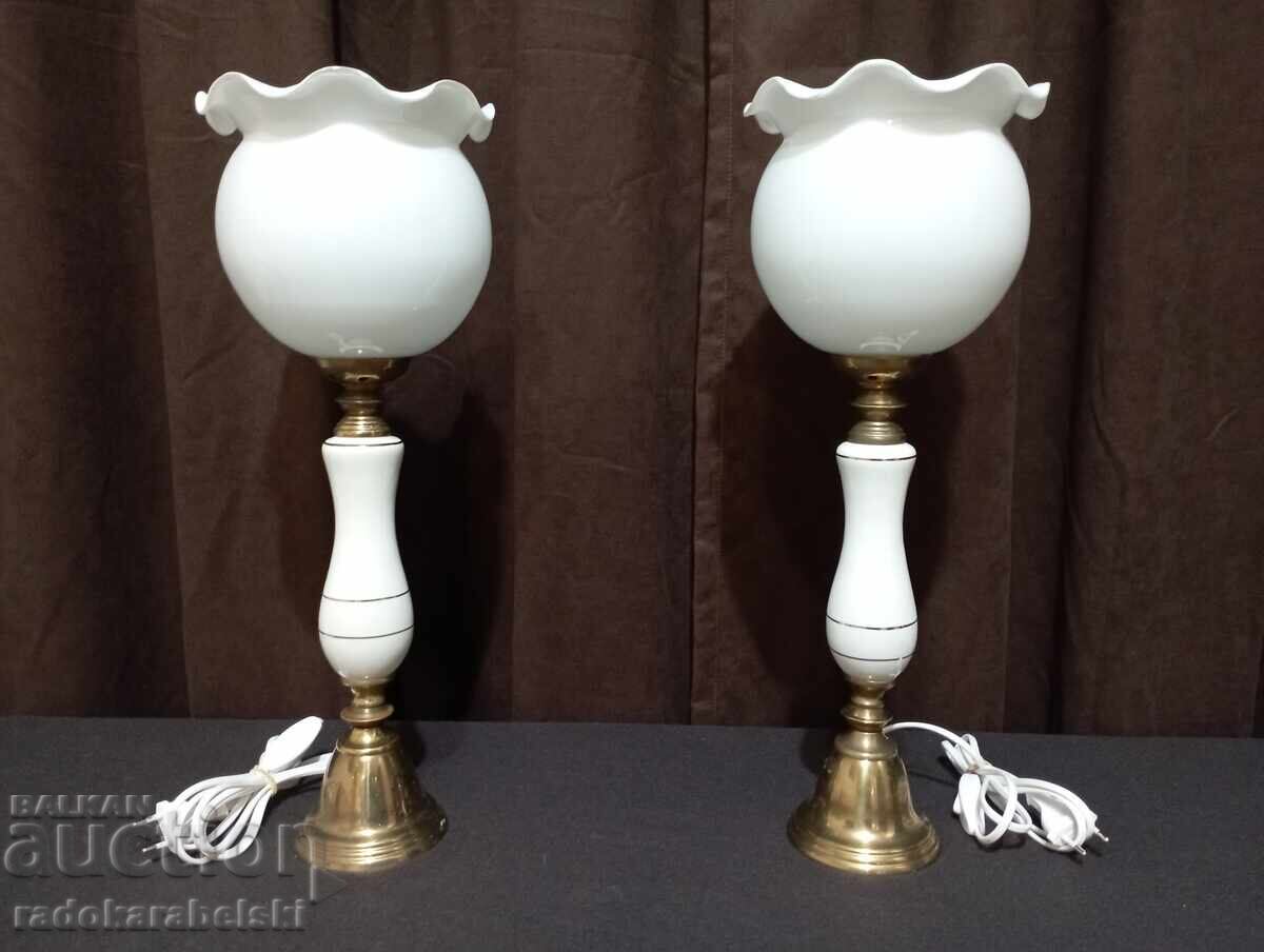 Σετ από δύο πορσελάνινα φωτιστικά με λευκά γυάλινα αμπαζούρ Σετ από δύο πορσελάνινα φωτιστικά με λευκά γυάλινα αμπαζούρ