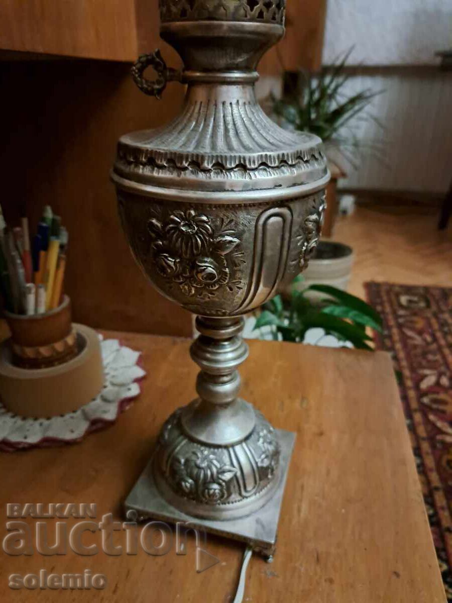 Сребърна електрическа настолна лампа с цена 2400.00 лв. | € 1227.10 Сребърна електрическа настолна лампа с цена 2400.00 лв. | € 1227.10