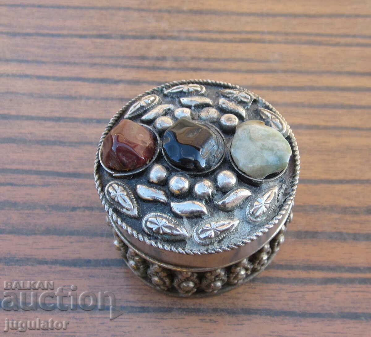 old box small silver plated jewelry box with agates with price 25.00 BGN | € 12.78 old box small silver plated jewelry box with agates with price 25.00 BGN | € 12.78