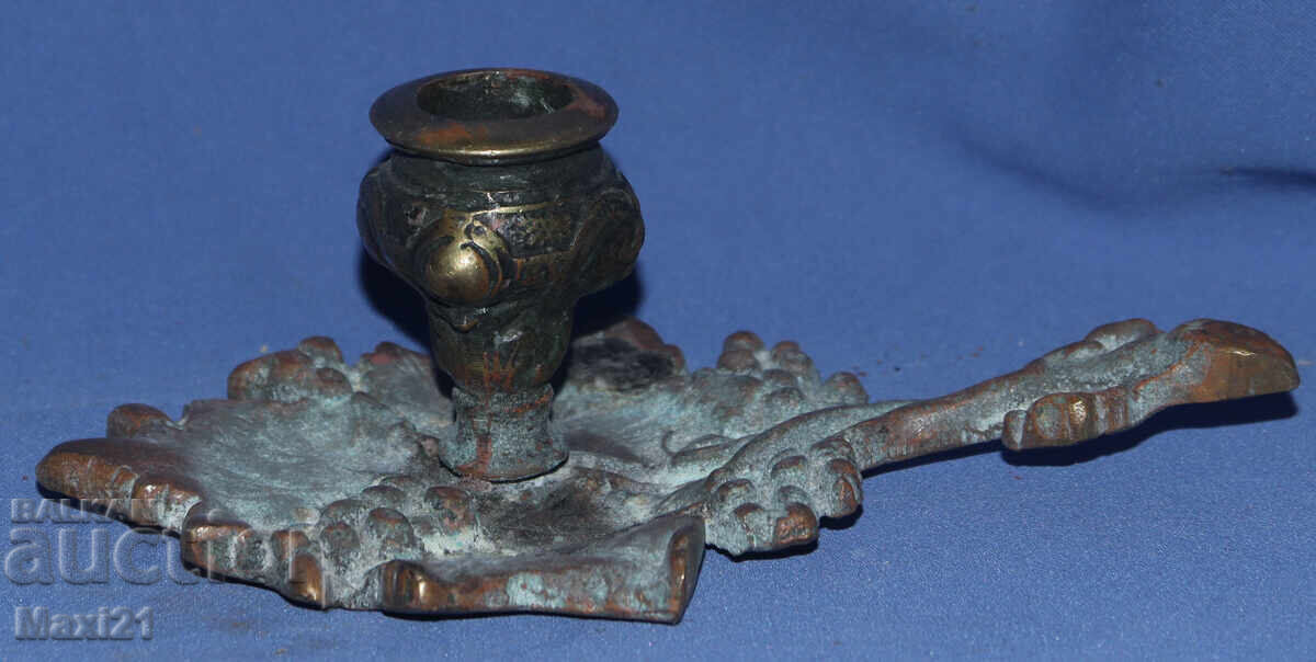 Доставка на Декоративен малък бронзов свещник