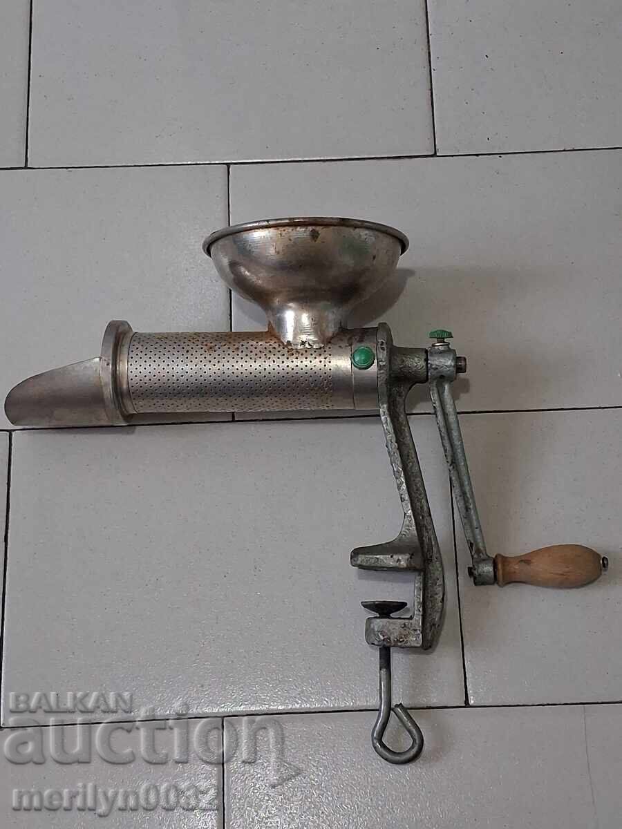 Mașină veche pentru măcinat roșii mașină de tocat suc de fructe cu preț 52.00 BGN | € 26.59