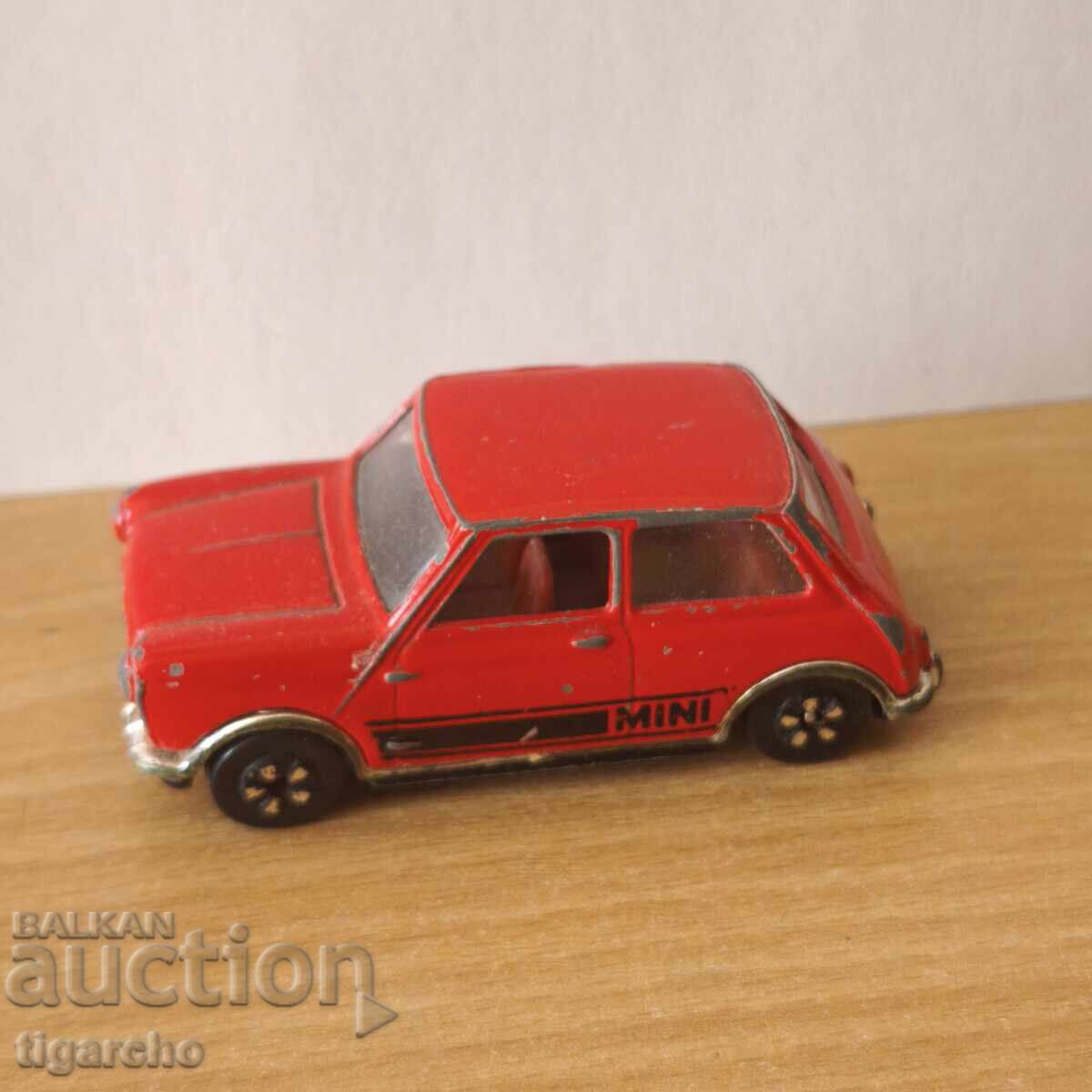 Un cărucior de metal