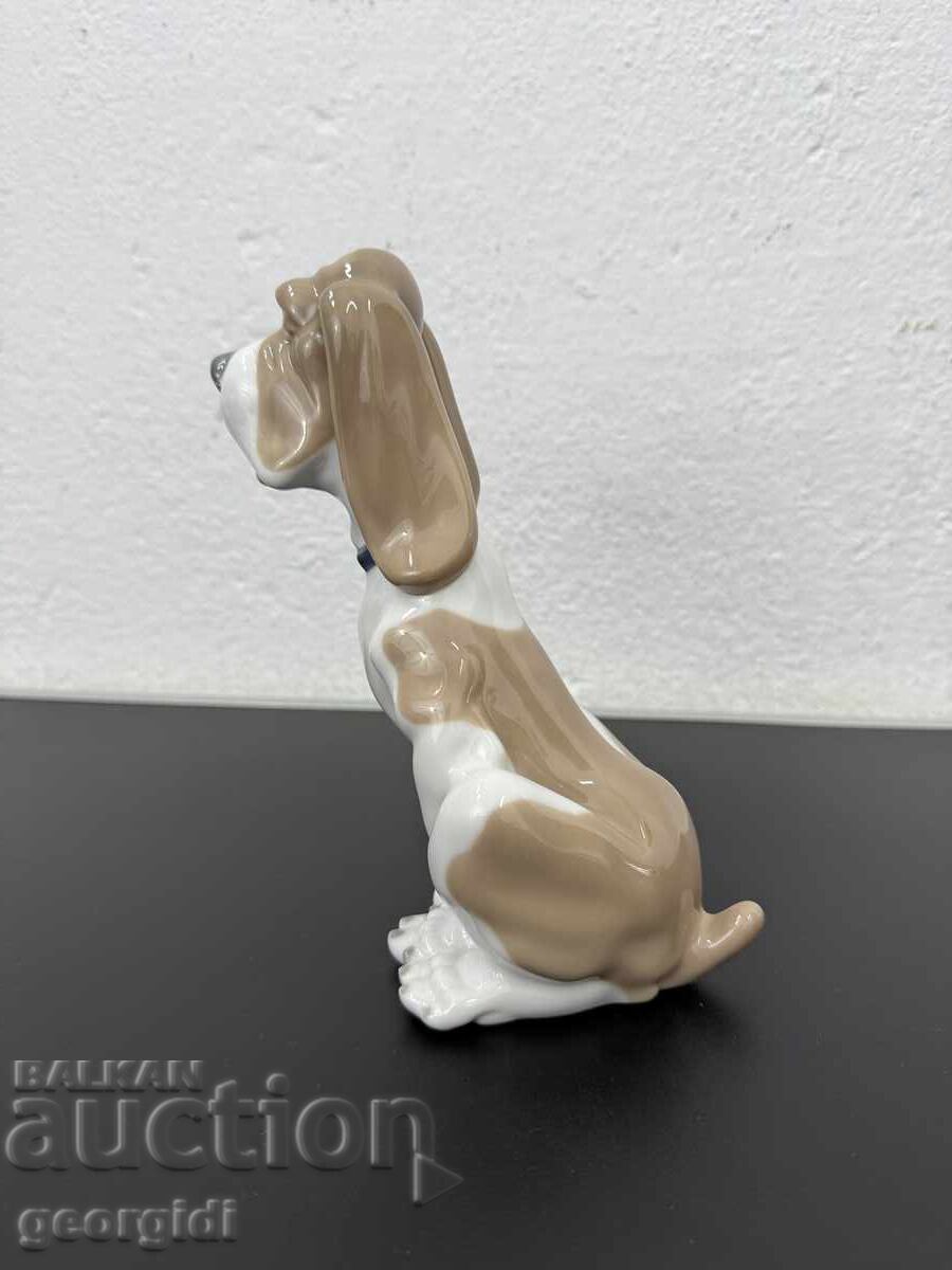 Delivery of Porcelain Basset Hound Figure - Lladro - NAO. No. 7493