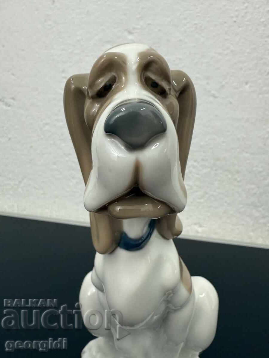 Porcelain Basset Hound Figure - Lladro - NAO. No. 7493 - 7