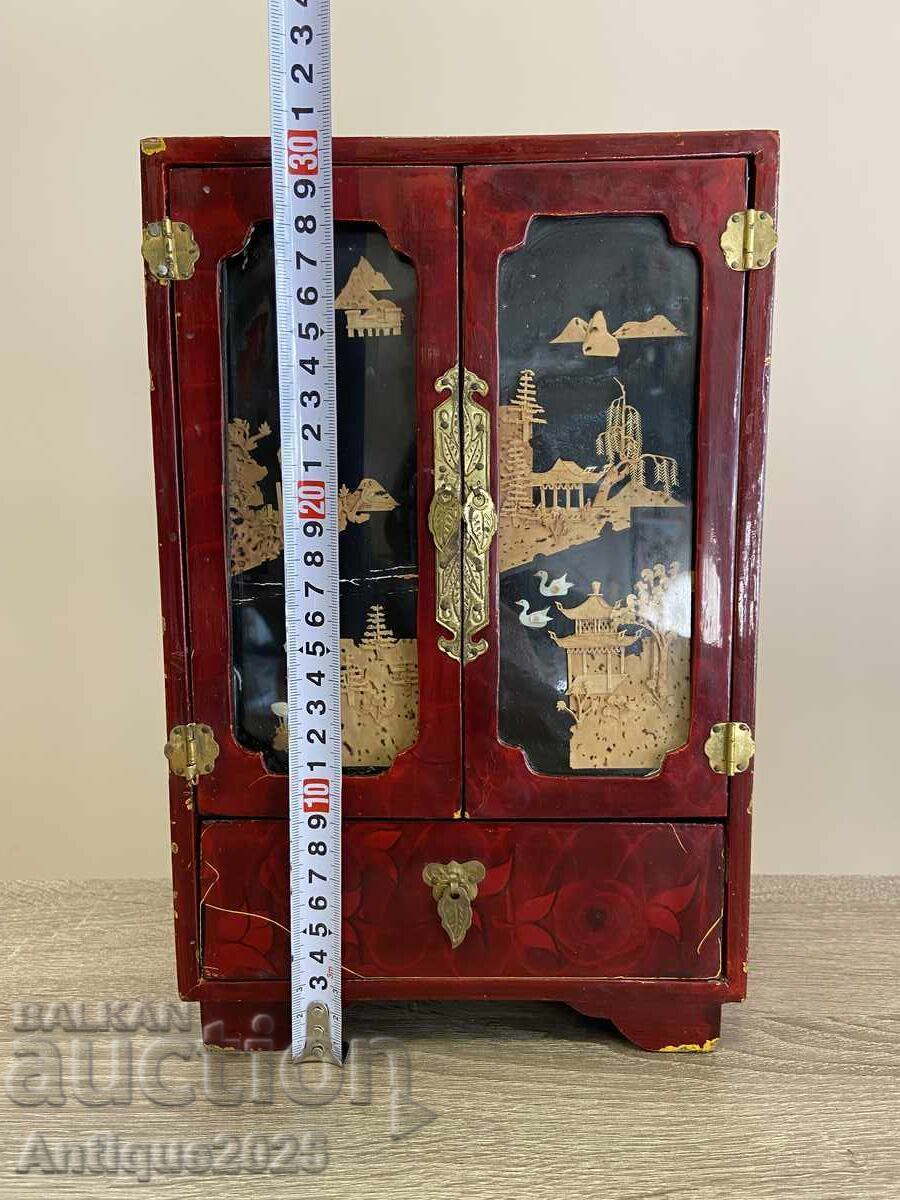 Cutie de bijuterii vintage chinezească din lemn lăcuit roșu cu preț € 80.00 | 156.47 BGN Cutie de bijuterii vintage chinezească din lemn lăcuit roșu cu preț € 80.00 | 156.47 BGN
