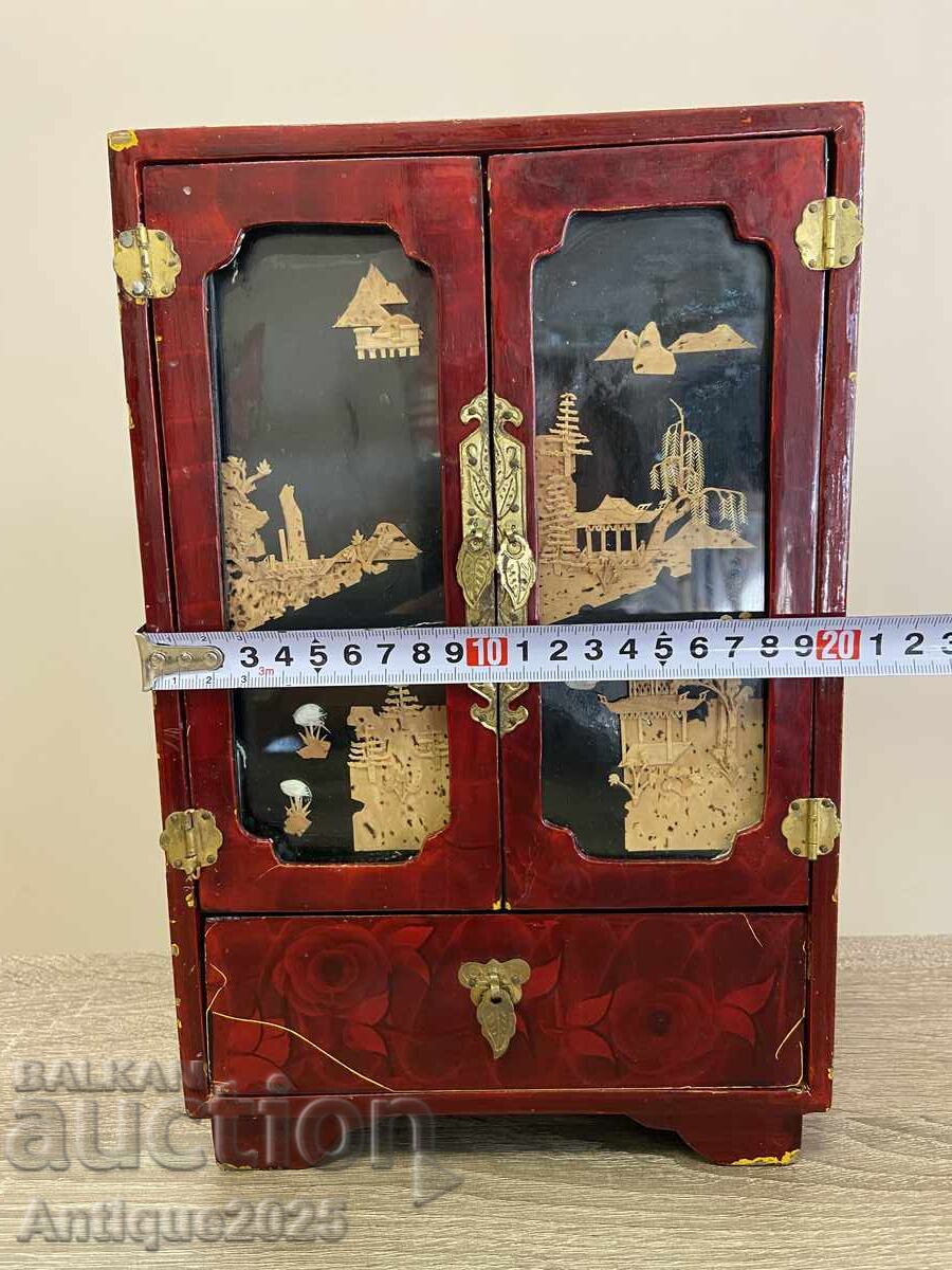 Аукцион Винтидж китайска кутия за бижута от червено лакирано дърво