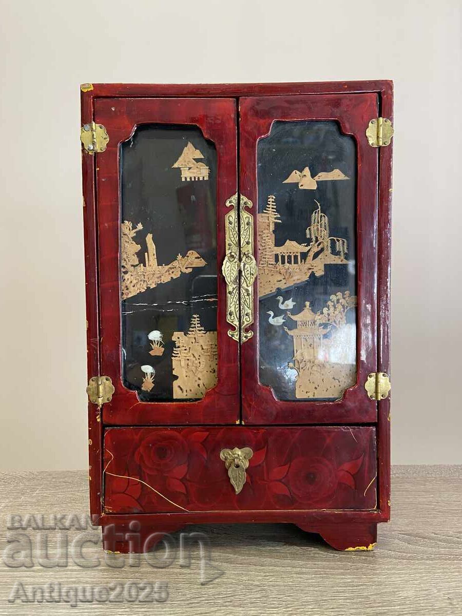 Cutie de bijuterii vintage chinezească din lemn lăcuit roșu Cutie de bijuterii vintage chinezească din lemn lăcuit roșu