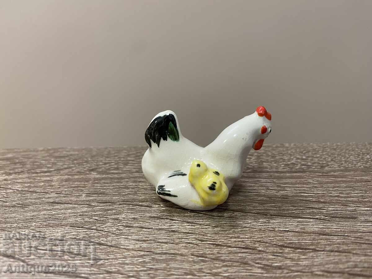 Статуетка „Кокошка“, кокошка с пиленца, ЛФЗ с цена 25.00 лв. | € 12.78 Статуетка „Кокошка“, кокошка с пиленца, ЛФЗ с цена 25.00 лв. | € 12.78