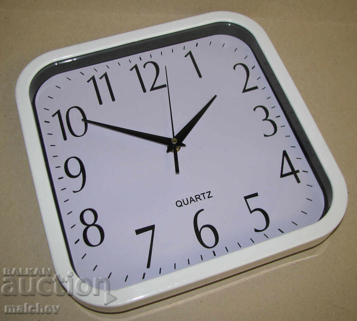Ceas de perete din plastic cu mecanism quartz nou, excelent cu preț 10.00 BGN | € 5.11