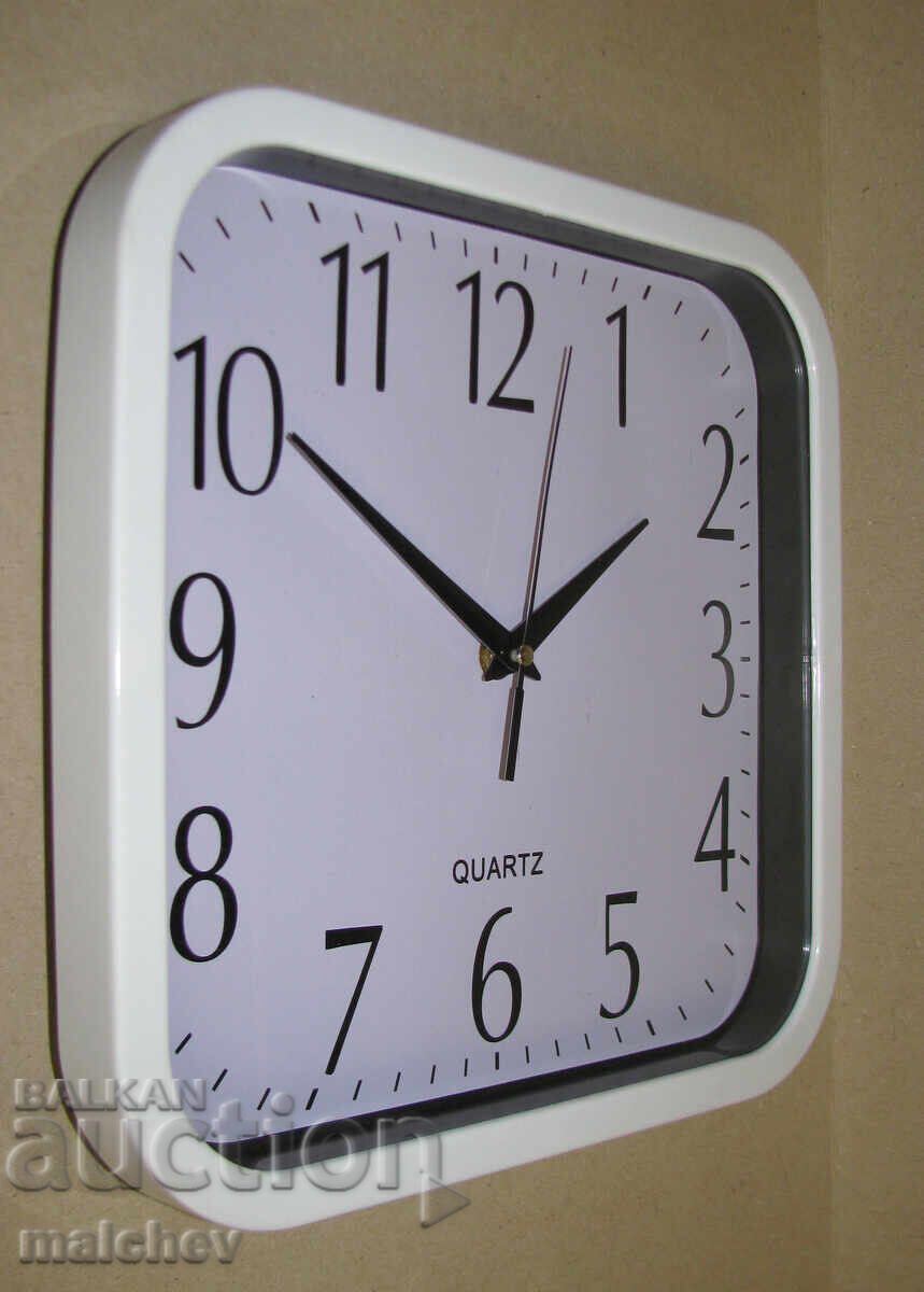 Licitație Ceas de perete din plastic cu mecanism quartz nou, excelent