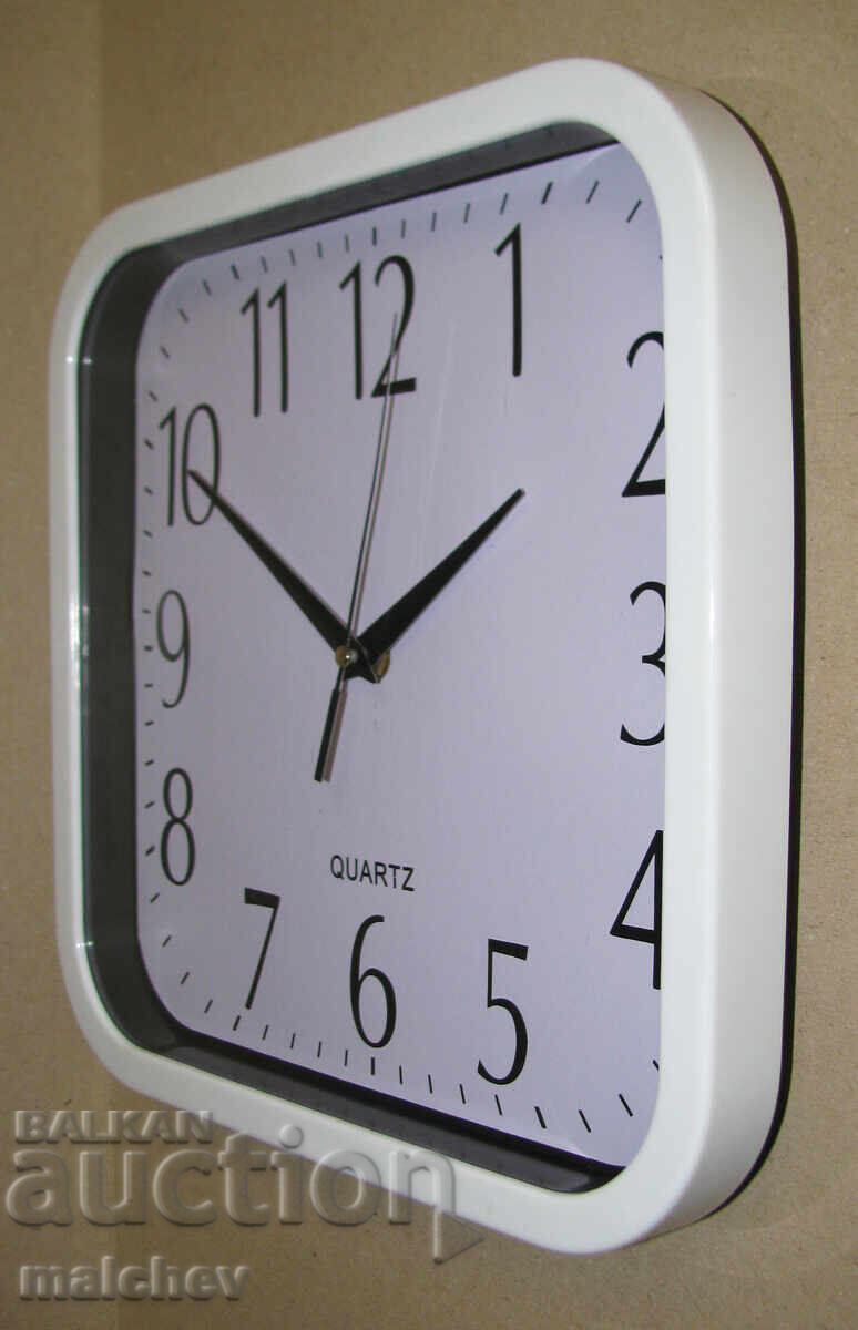 Livrarea Ceas de perete din plastic cu mecanism quartz nou, excelent