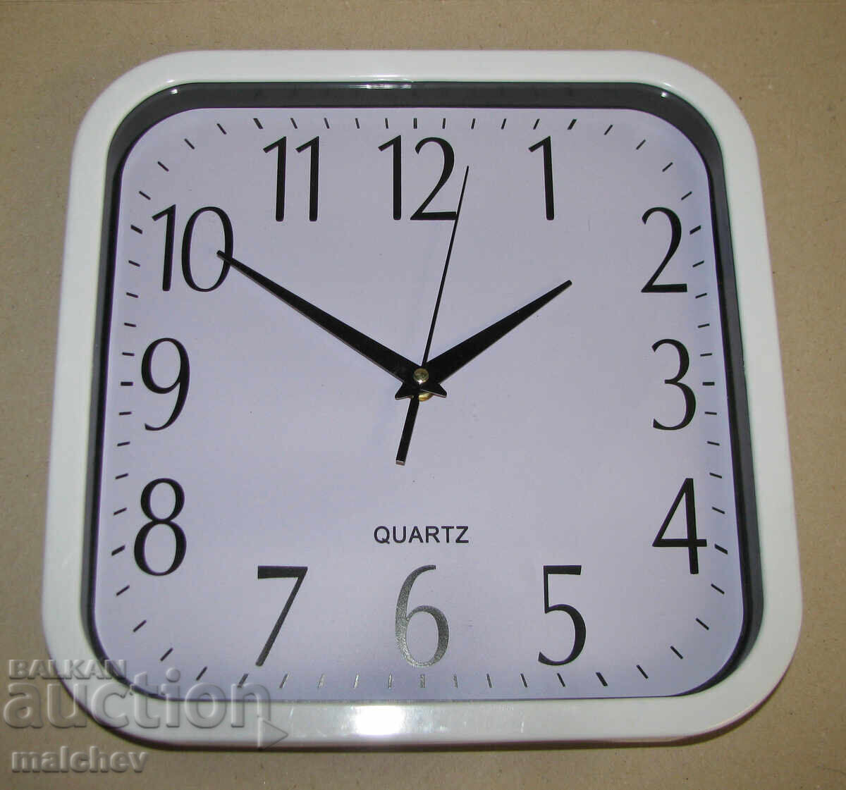 Ceas de perete din plastic cu mecanism quartz nou, excelent