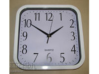 Ceas de perete din plastic cu mecanism quartz nou, excelent