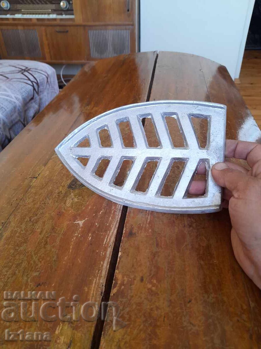 Delivery of Old iron stand