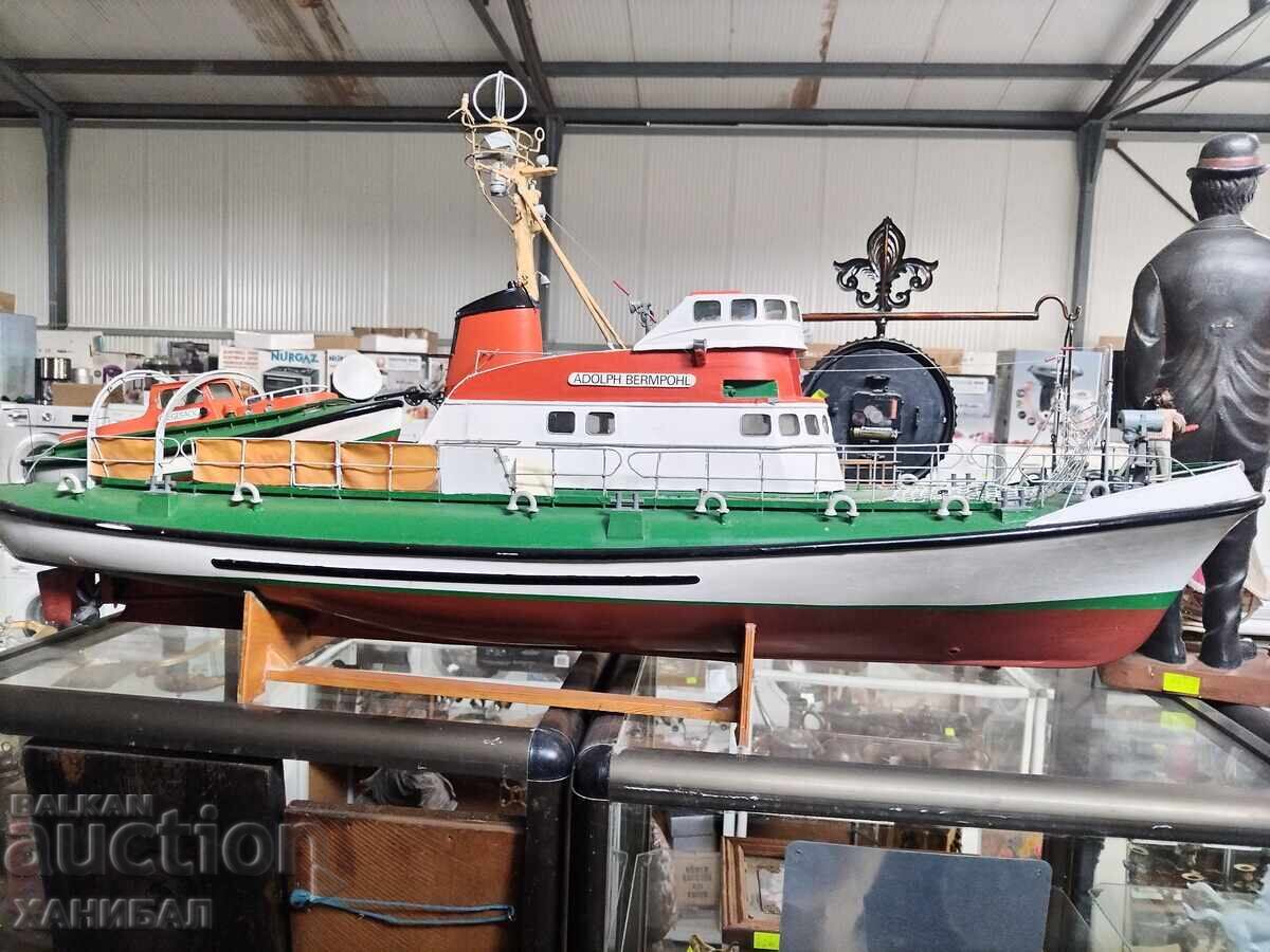 MACHET MARE, MODEL DE NAVĂ