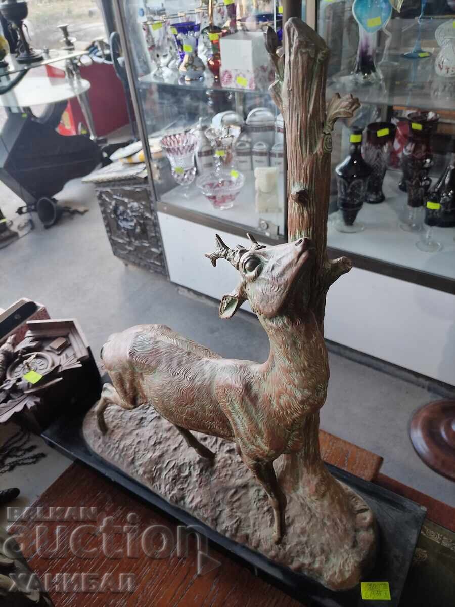 FIGURĂ MARE DE CERB CU POSTAMENT DE MARMURĂ cu preț 1200.00 BGN | € 613.55