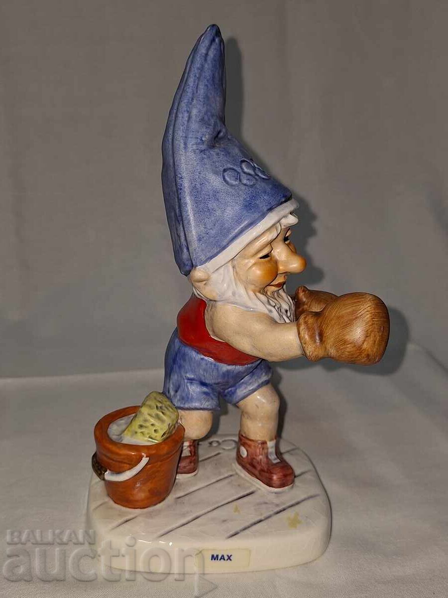 Auction Porcelain figure -- Goebel -- W. Germany -- 1975 -- Max -- Boxer Auction Porcelain figure -- Goebel -- W. Germany -- 1975 -- Max -- Boxer