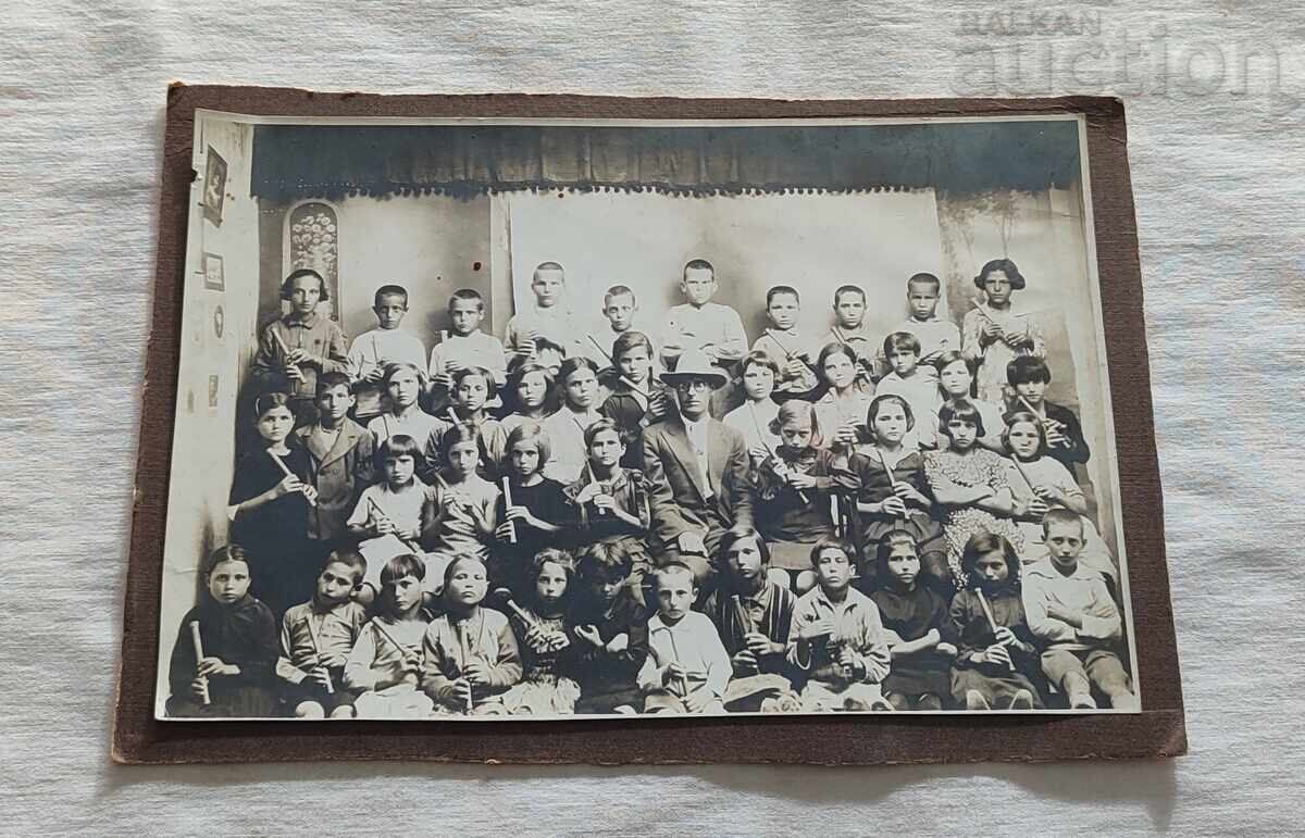 STUDENTS TEACHER MUSIC PHOTO 192.. (year) with price 10.00 BGN | € 5.11 STUDENTS TEACHER MUSIC PHOTO 192.. (year) with price 10.00 BGN | € 5.11