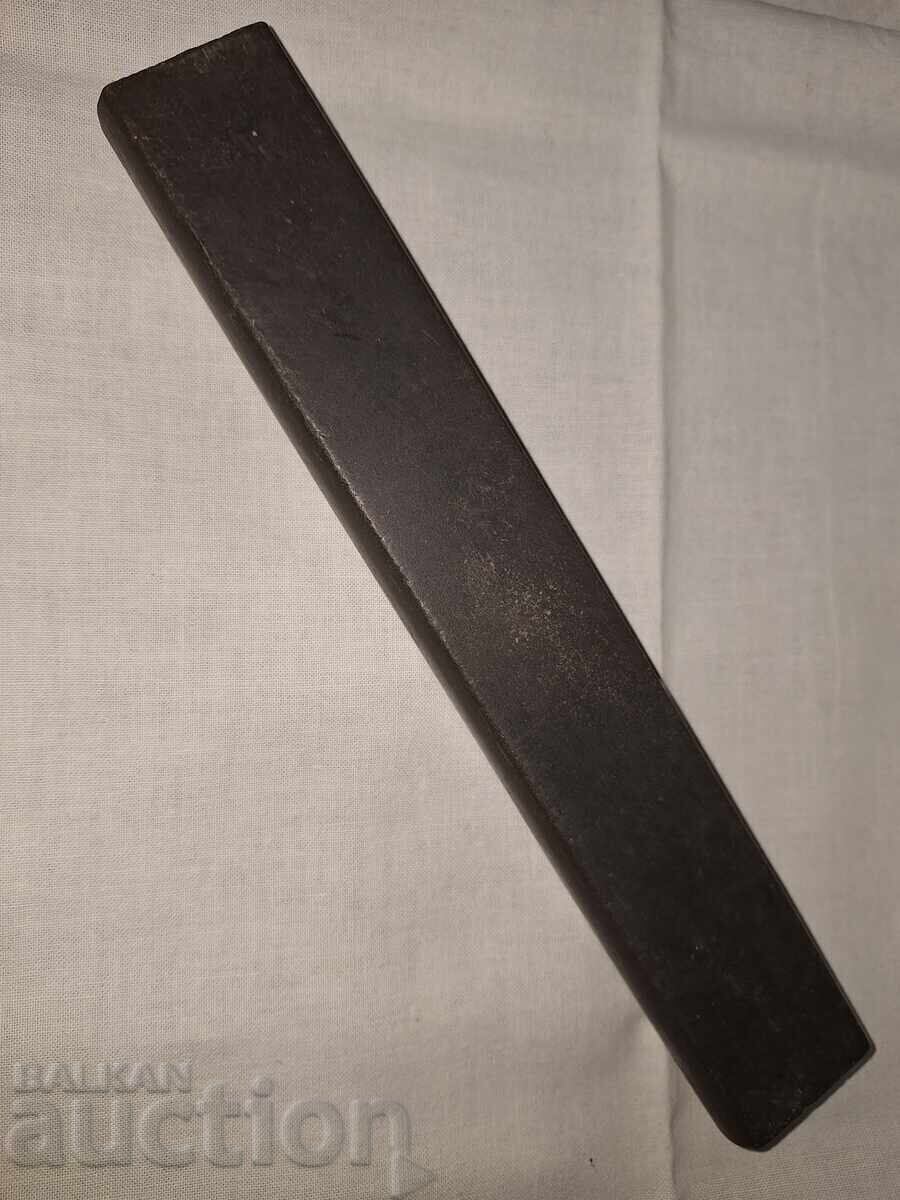 Fine sharpening stone for sharpening and smoothing blades--Coticule