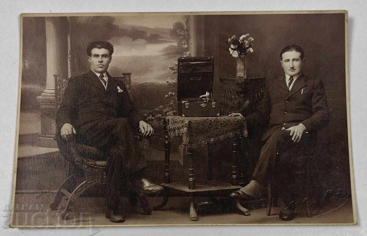 OLD PHOTOGRAPH OLD PHOTOGRAPH