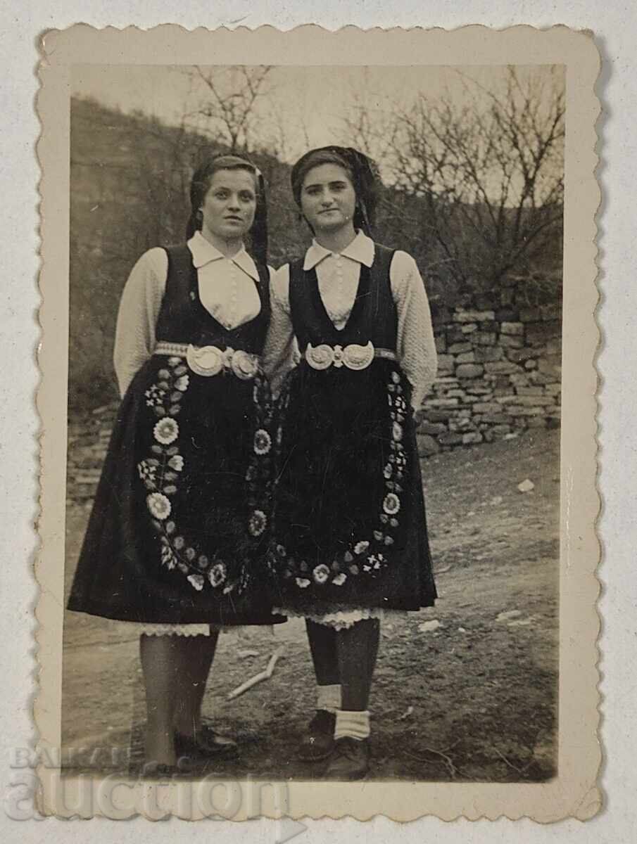 OLD PHOTOGRAPH OLD PHOTOGRAPH