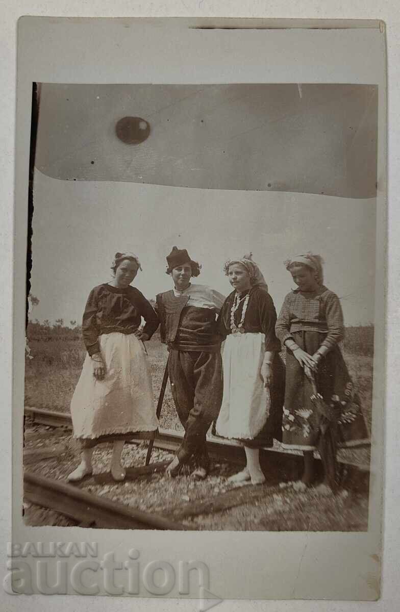 1926 FEMEI FETE POZĂ VECHE FOTOGRAFIE 1926 FEMEI FETE POZĂ VECHE FOTOGRAFIE