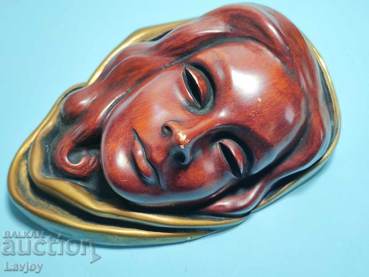 Delivery of Old face figure from agate -- Madonna Delivery of Old face figure from agate -- Madonna