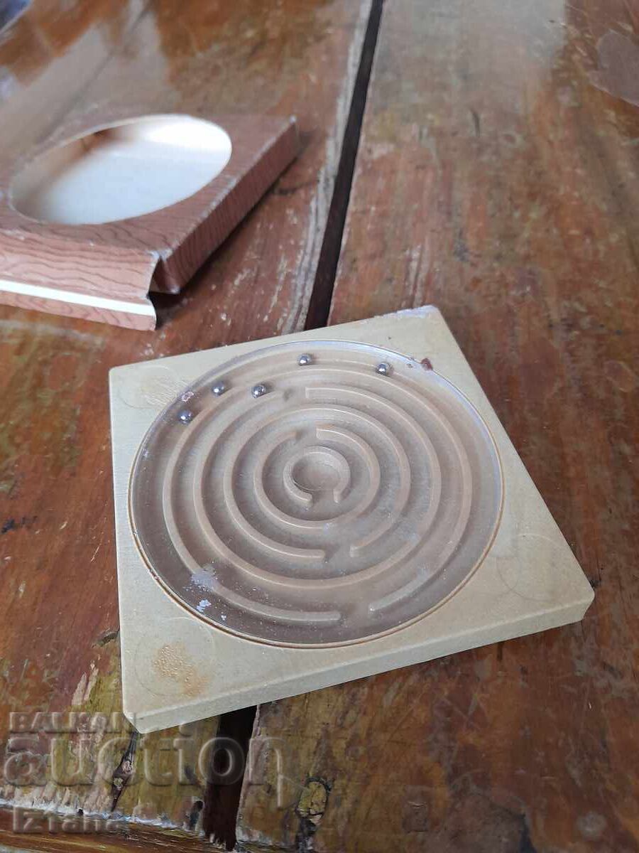 Joc vechi pentru copii Labirint cu preț 33.00 BGN | € 16.87