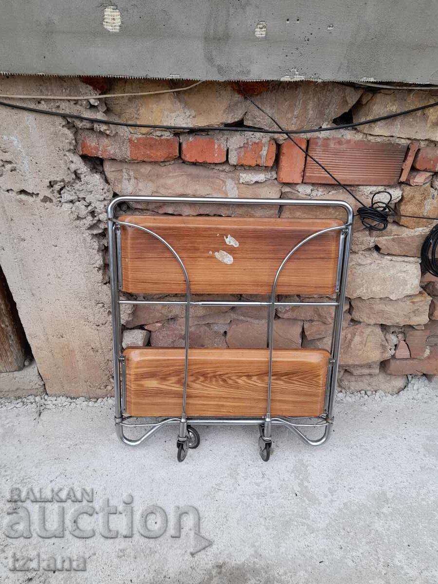 Стара количка за сервиране Стара количка за сервиране