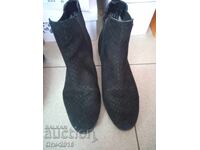 Cizme de damă din piele întoarsă, la modă