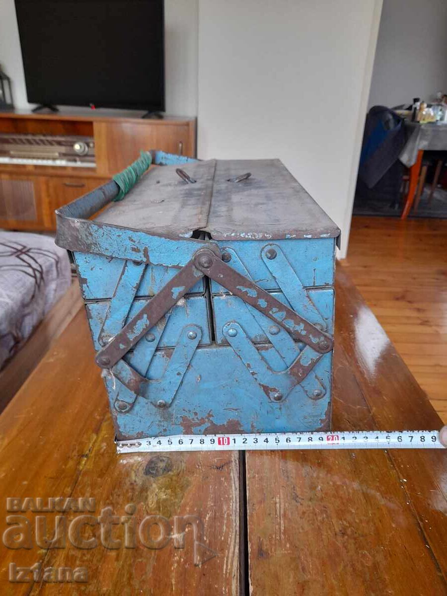 Старо метално сандъче за инструменти с цена 75.00 лв. | € 38.35