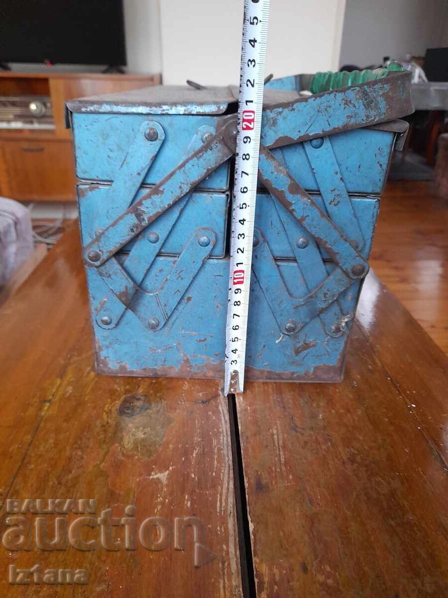 Доставка на Старо метално сандъче за инструменти