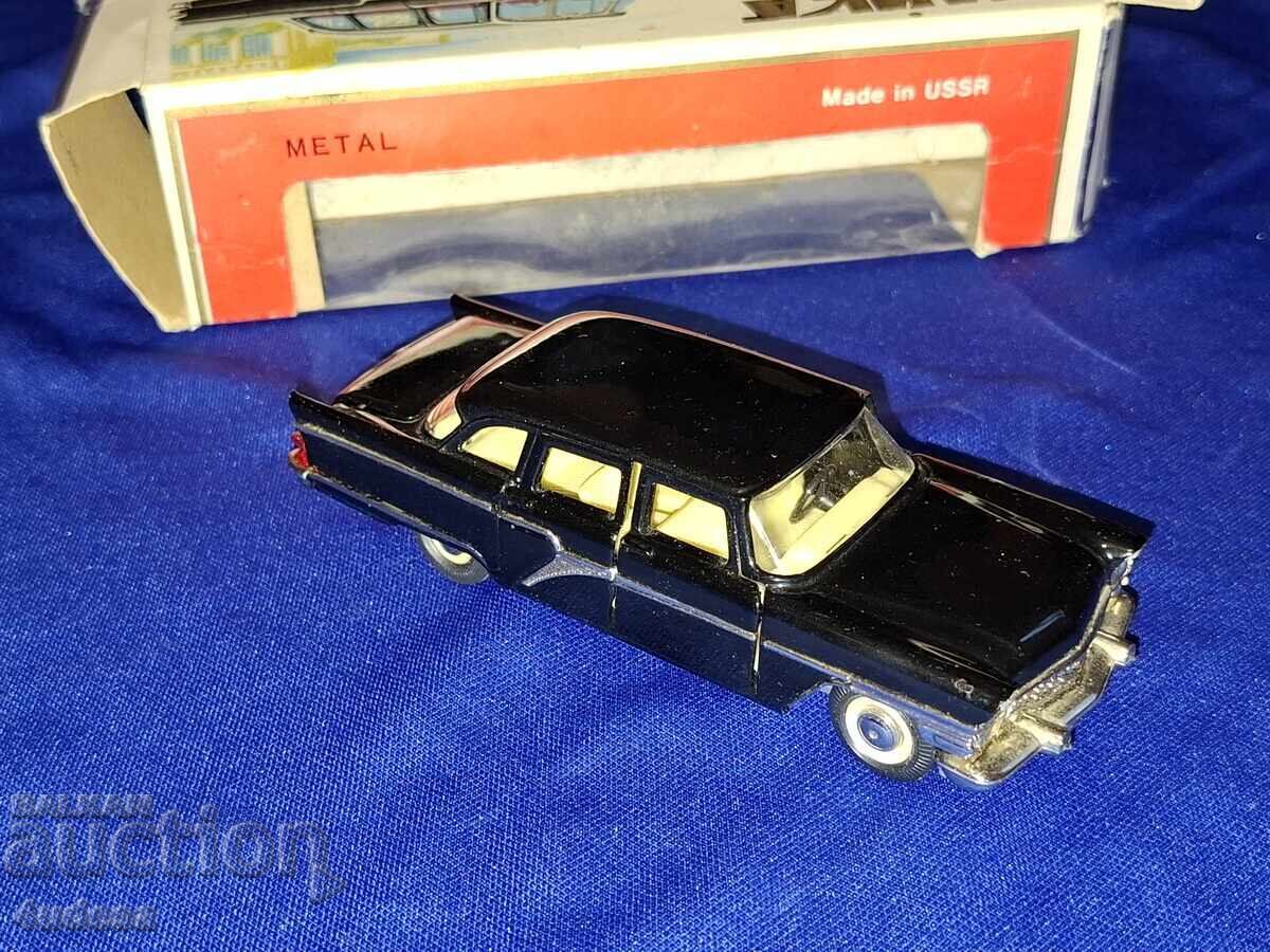 Model sovietic 1:43 GAZ-13 Chaika A15 1:43 Fabricat în URSS cu preț 160.00 BGN | € 81.81