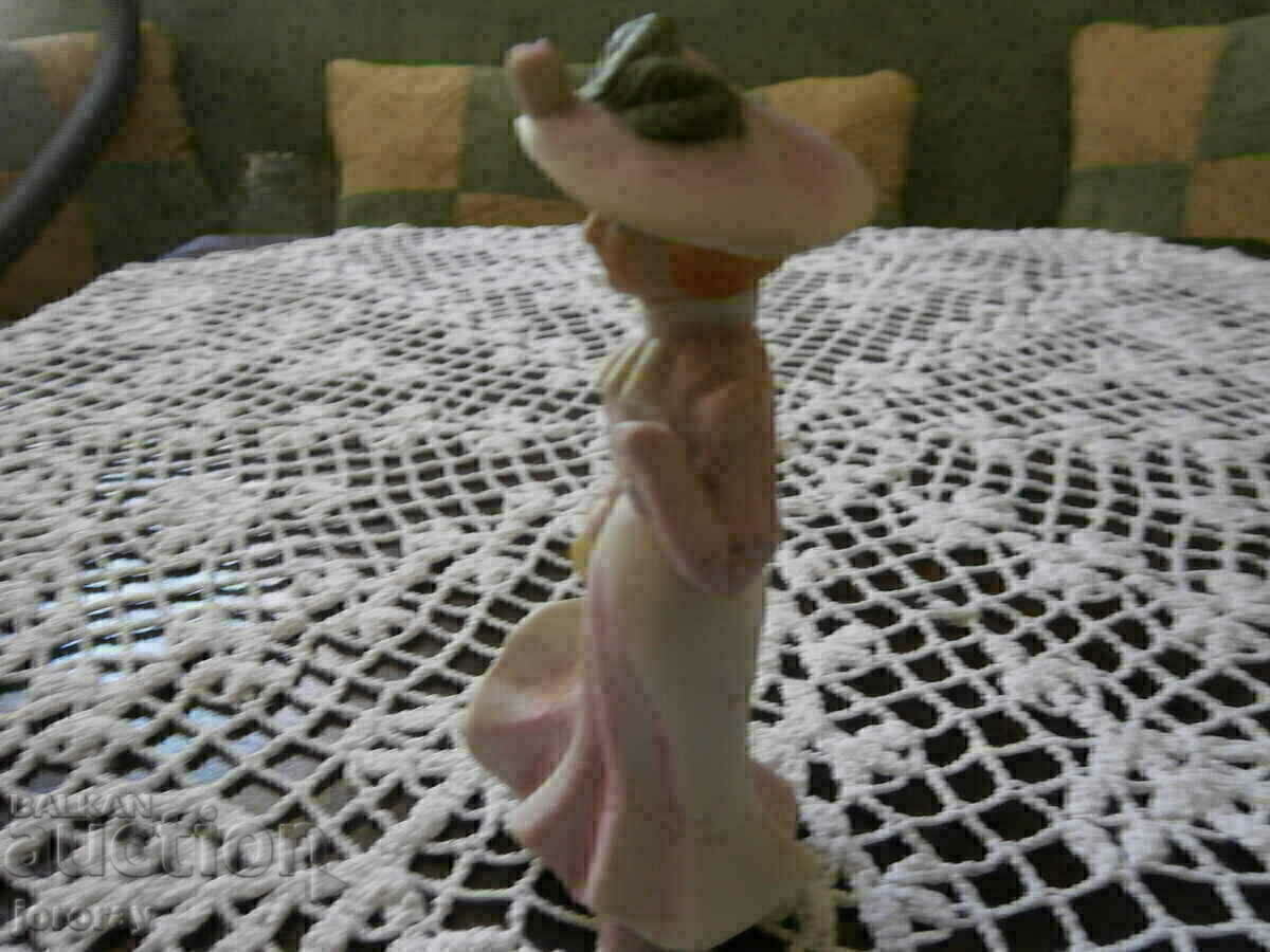 Porcelain figure with price 4.00 BGN | € 2.05 Porcelain figure with price 4.00 BGN | € 2.05