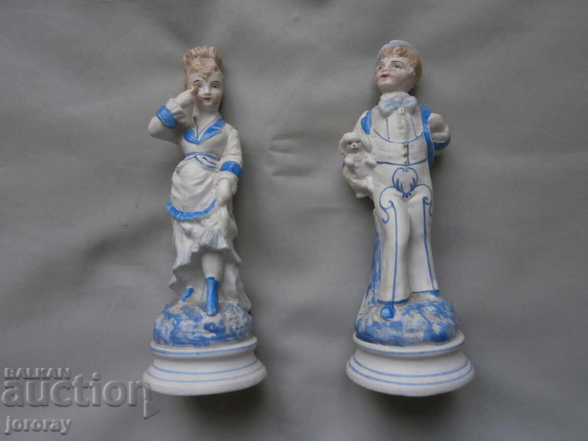 A pair of porcelain figures