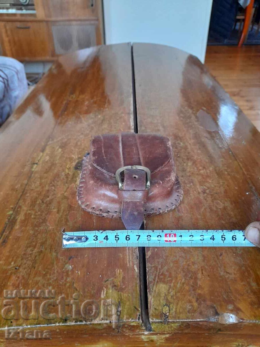 Παλιό δερμάτινο τσαντάκι μέσης με τιμή 22.00 BGN | € 11.25